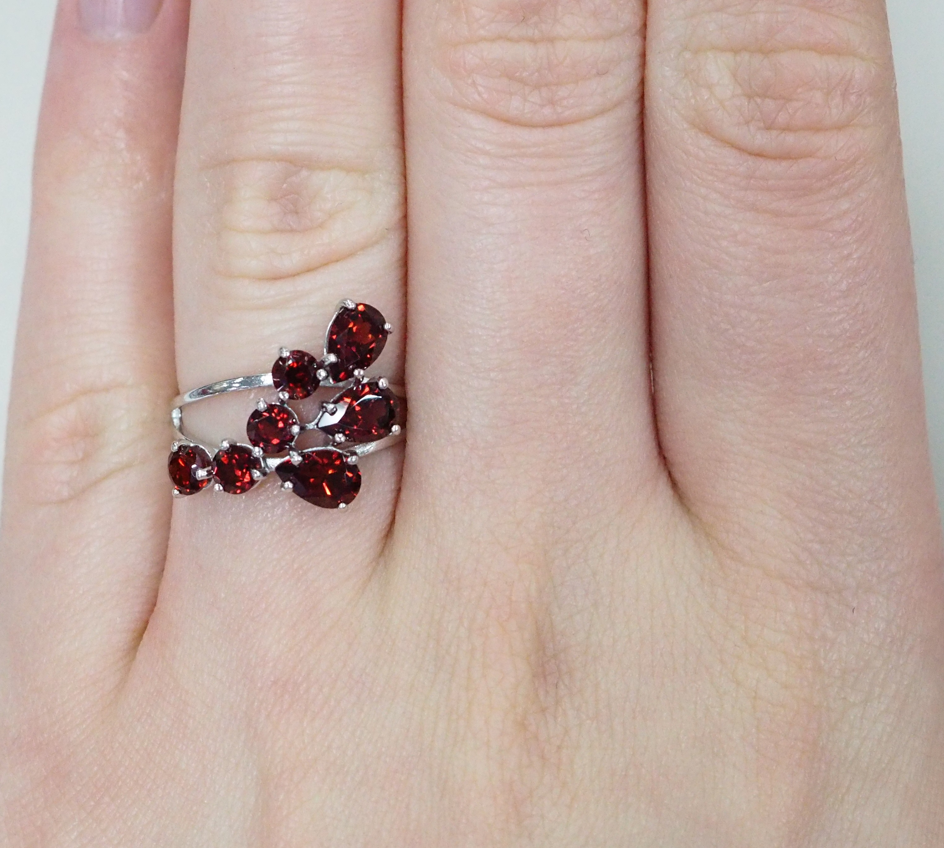 Серебряное кольцо с гранатами